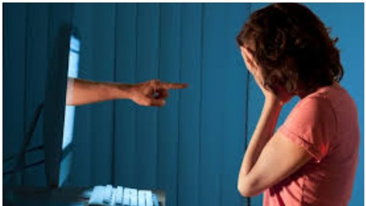 సోషల్ మీడియా నుంచి ఫొటోలు, నెంబర్ తీసుకొని.. ఆన్లైన్ లో పెట్టి.. సోషల్ మీడియా నుంచి ఫొటోలు, నెంబర్ తీసుకొని.. ఆన్లైన్ లో పెట్టి..