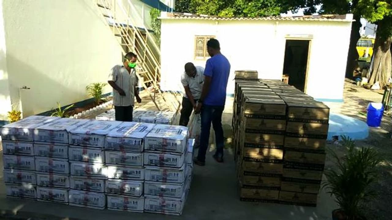 తెలంగాణ టు ఏపీ: వాటర్ ట్యాంకర్ లో మద్యం అక్రమ రవాణా (వీడియో) తెలంగాణ టు ఏపీ: వాటర్ ట్యాంకర్ లో మద్యం అక్రమ రవాణా (వీడియో)