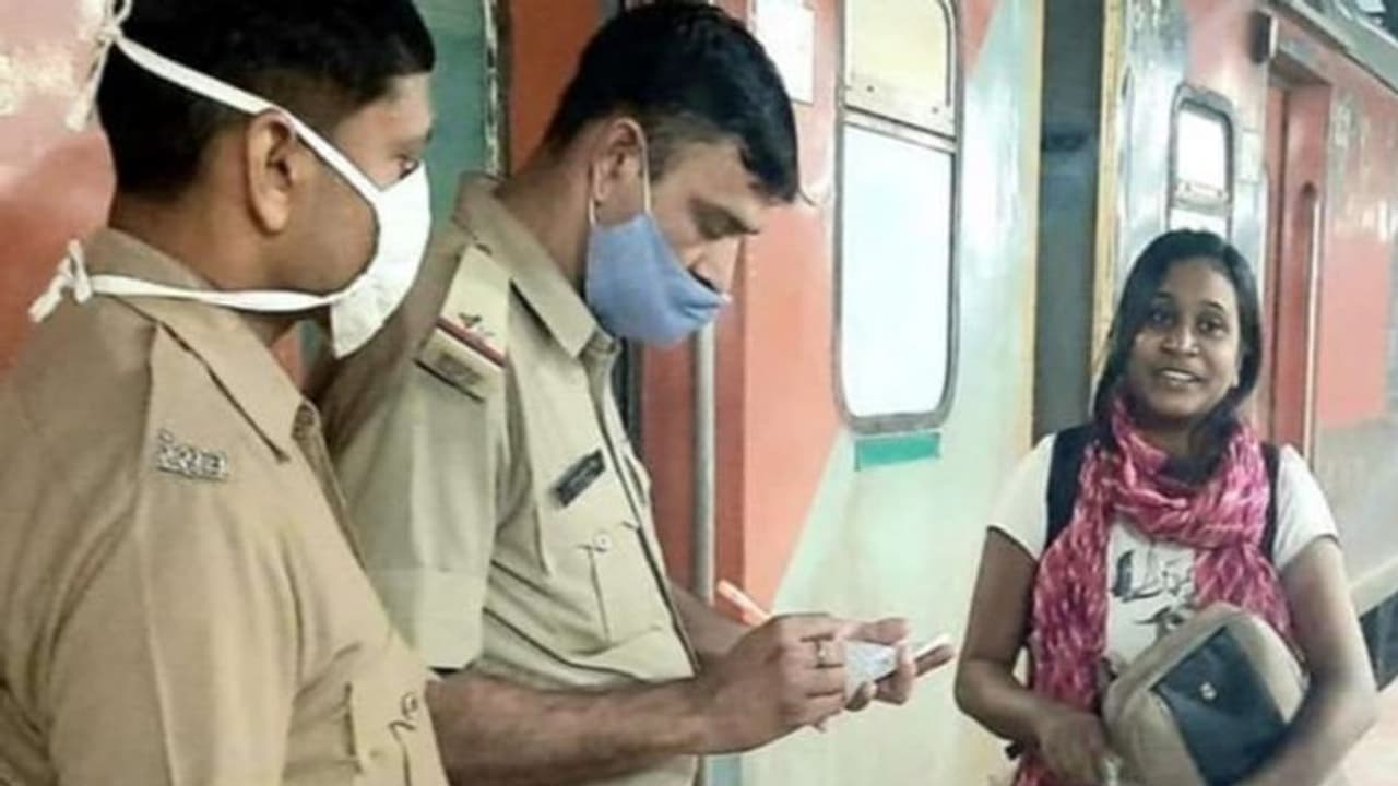 एक लड़की की जिद के आगे रेलवे को झुकना पड़ा, इकलौती सवारी के लिए 535 Km दौड़ानी पड़ी ट्रेन... एक लड़की की जिद के आगे रेलवे को झुकना पड़ा, इकलौती सवारी के लिए 535 Km दौड़ानी पड़ी ट्रेन...