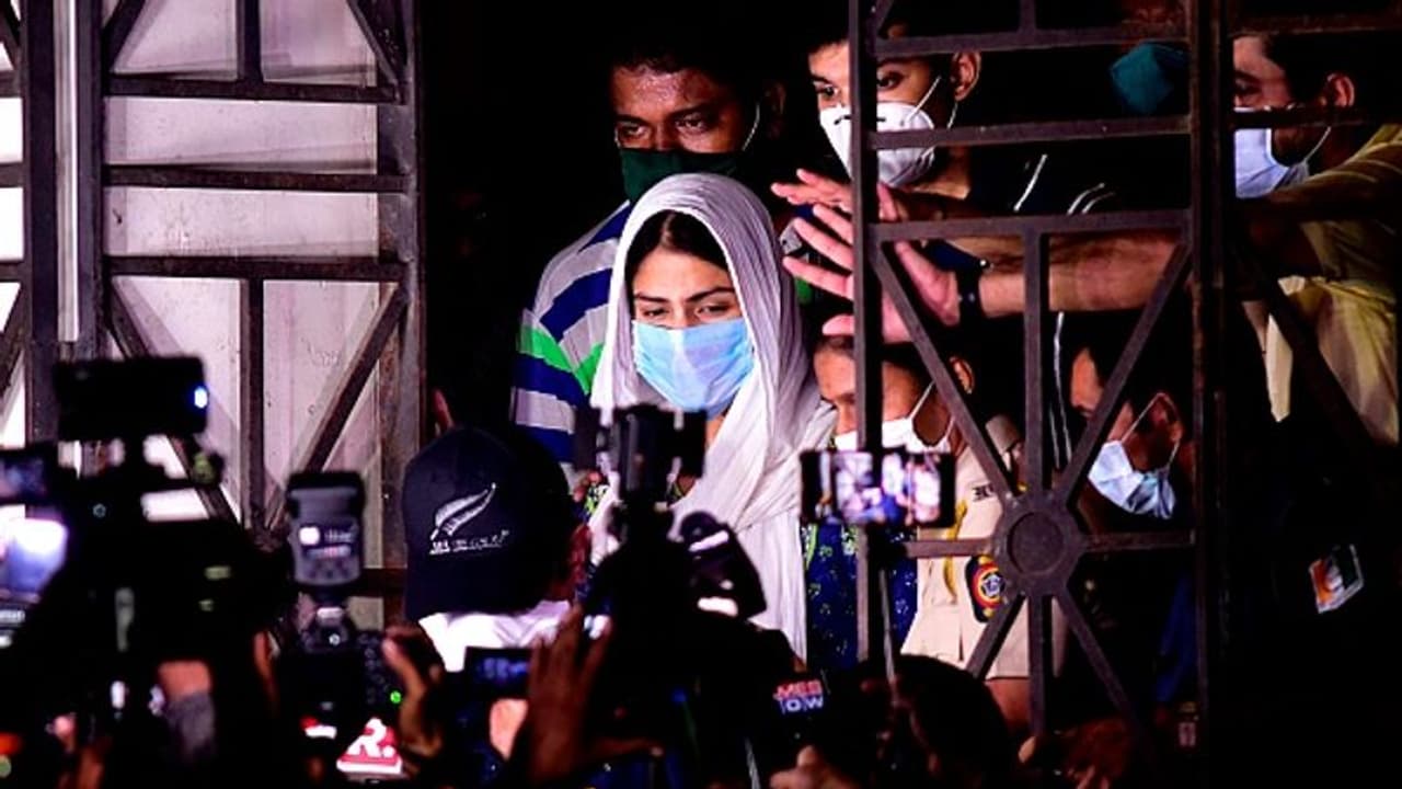 ದೊಡ್ಡ ಮೀನಿಗೆ ಬಲೆ: ರಿಯಾ ಕೇಸಿನ ಅಧಿಕಾರಿಗಳ ಹೇಳಿಕೆ! ದೊಡ್ಡ ಮೀನಿಗೆ ಬಲೆ: ರಿಯಾ ಕೇಸಿನ ಅಧಿಕಾರಿಗಳ ಹೇಳಿಕೆ!