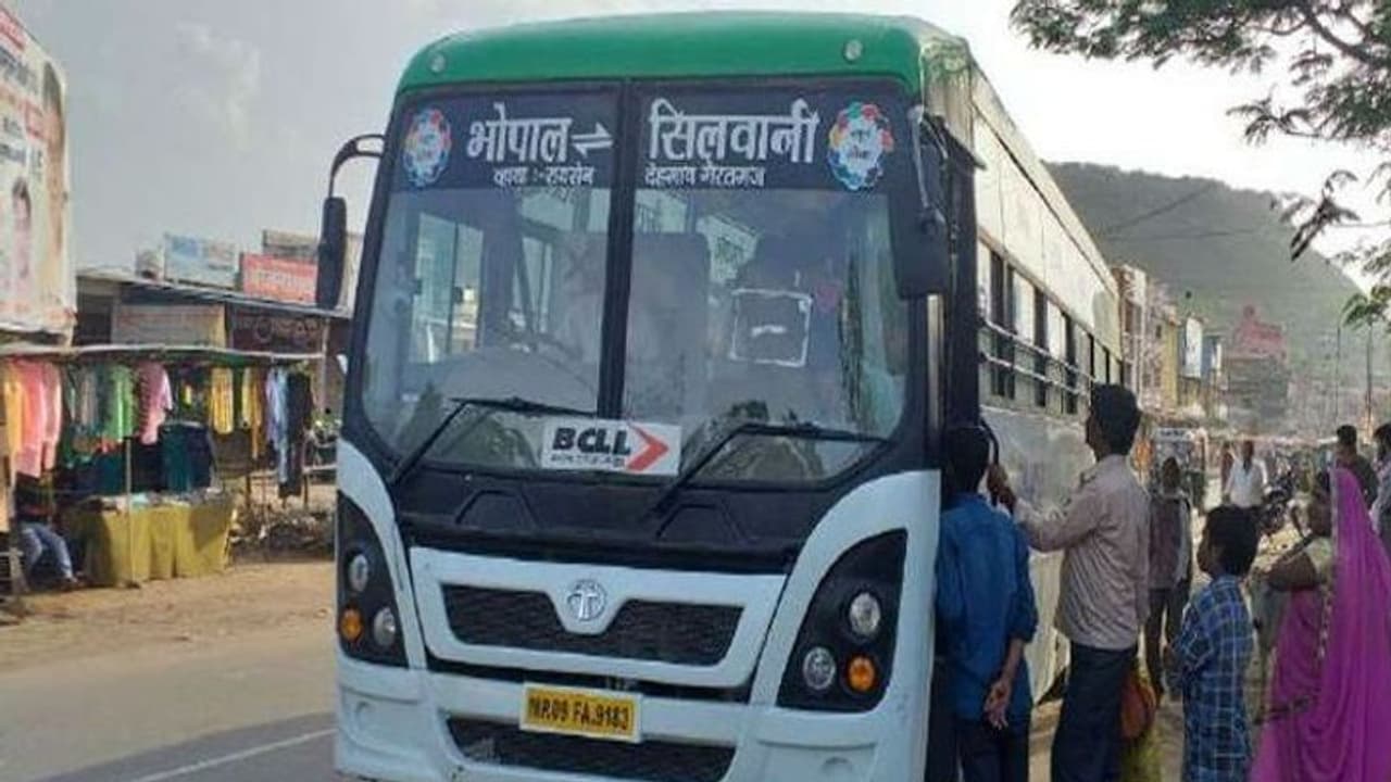 खुशखबरी: मध्यप्रदेश में आज से सड़कों पर दौड़ेंगी बसें, शिवराज सरकार ने बस मालिकों को दिया ये तोहफा खुशखबरी: मध्यप्रदेश में आज से सड़कों पर दौड़ेंगी बसें, शिवराज सरकार ने बस मालिकों को दिया ये तोहफा