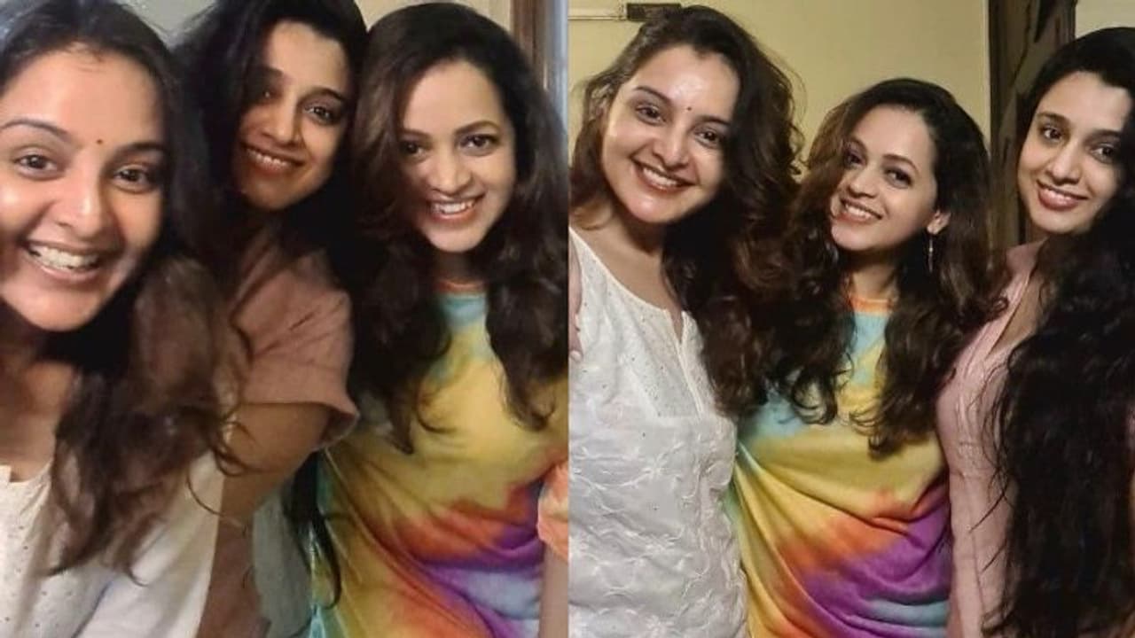 ഒരേ ഫ്രേമിൽ താരക്കൂട്ടം; ലോക്ക്ഡൌൺ കാല കണ്ടുമുട്ടൽ പങ്കുവച്ച് ഭാവന ഒരേ ഫ്രേമിൽ താരക്കൂട്ടം; ലോക്ക്ഡൌൺ കാല കണ്ടുമുട്ടൽ പങ്കുവച്ച് ഭാവന