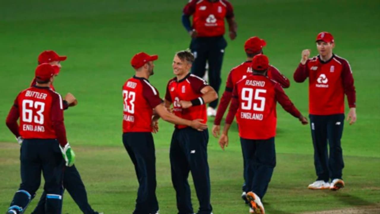 உச்சகட்ட பரபரப்பு.. கடைசி ஓவரில் 2 ரன் வித்தியாசத்தில் இங்கிலாந்து த்ரில் வெற்றி..! போராடி தோற்ற ஆஸி.,