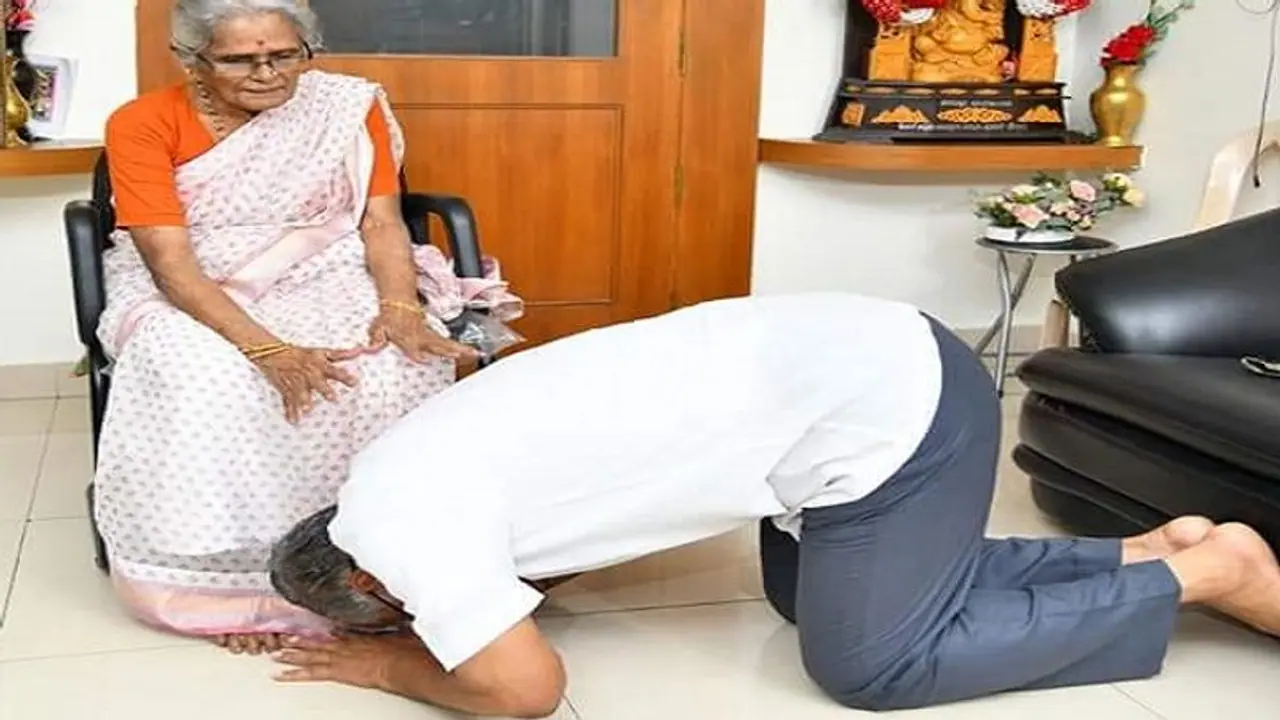 ಜನನಿ ತಾನೆ ಮೊದಲ ಗುರು: ತಾಯಿಗೆ ಸಚಿವ ಸುರೇಶ್ ಕುಮಾರ್ ಶುಭಾಶಯ ಜನನಿ ತಾನೆ ಮೊದಲ ಗುರು: ತಾಯಿಗೆ ಸಚಿವ ಸುರೇಶ್ ಕುಮಾರ್ ಶುಭಾಶಯ