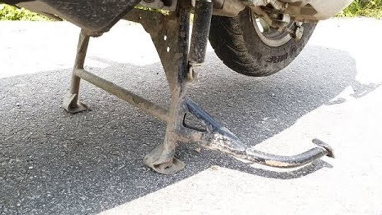 ప్రాణం తీసిన స్కూటీ స్టాండ్... రోడ్లపై తస్మాత్ జాగ్రత్త ప్రాణం తీసిన స్కూటీ స్టాండ్... రోడ్లపై తస్మాత్ జాగ్రత్త