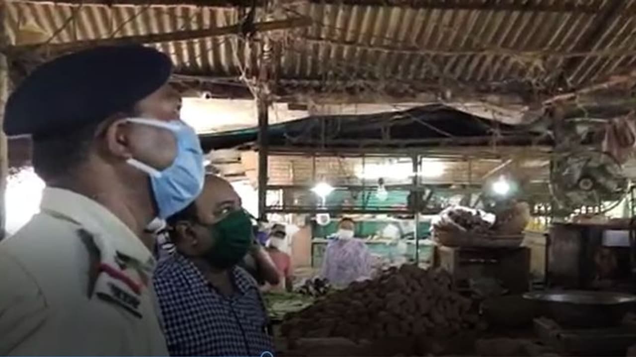 আলু ৩০ টাকার বেশি দামে বিক্রি নয়, বাজারে হানা দিয়ে ব্যবসায়ীদের ধমক মহকুমা শাসকের