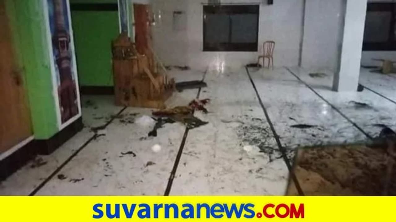 ಮಸೀದಿಯಲ್ಲಿ ಸ್ಫೋಟ: 11 ಜನ ಸಾವು, 50 ಮಂದಿ ಗಾಯ ಮಸೀದಿಯಲ್ಲಿ ಸ್ಫೋಟ: 11 ಜನ ಸಾವು, 50 ಮಂದಿ ಗಾಯ