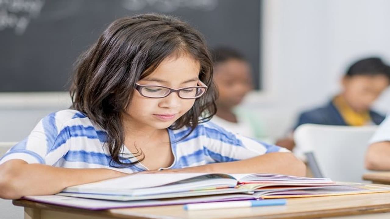 Teacher's Day: बढ़ती जा रही है टीचर्स और स्टूडेंट्स में दूरी, इन 5 तरीकों से रिश्ता बनाएं मजबूत Teacher's Day: बढ़ती जा रही है टीचर्स और स्टूडेंट्स में दूरी, इन 5 तरीकों से रिश्ता बनाएं मजबूत