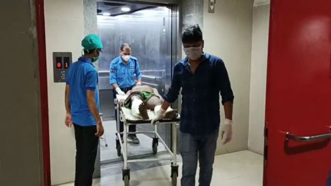 একশো দিনের কর্মীকে 'কাঠারি কোপ', গণপিটুনিতে যুবকের মৃত্যু, রাজনৈতিক চাপানউতোর বর্ধমানে একশো দিনের কর্মীকে 'কাঠারি কোপ', গণপিটুনিতে যুবকের মৃত্যু, রাজনৈতিক চাপানউতোর বর্ধমানে