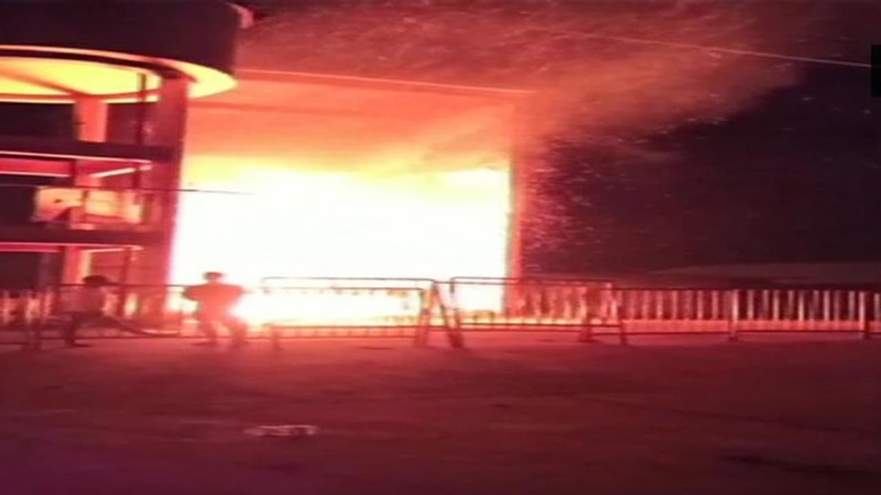 అంతర్వేదిలో రథం దగ్థం: డ్యూటీలోని 10 మంది పోలీస్ అధికారులకు పాజిటివ్ అంతర్వేదిలో రథం దగ్థం: డ్యూటీలోని 10 మంది పోలీస్ అధికారులకు పాజిటివ్