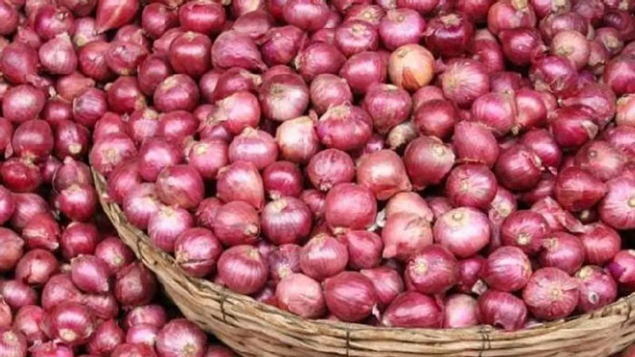 வெங்காயம், உருளைக்கிழங்கை அத்தியாவசிய பொருட்கள் பட்டியலில் சேருங்கள்: தலையில் அடித்துக் கதறும் வணிகர்கள்.