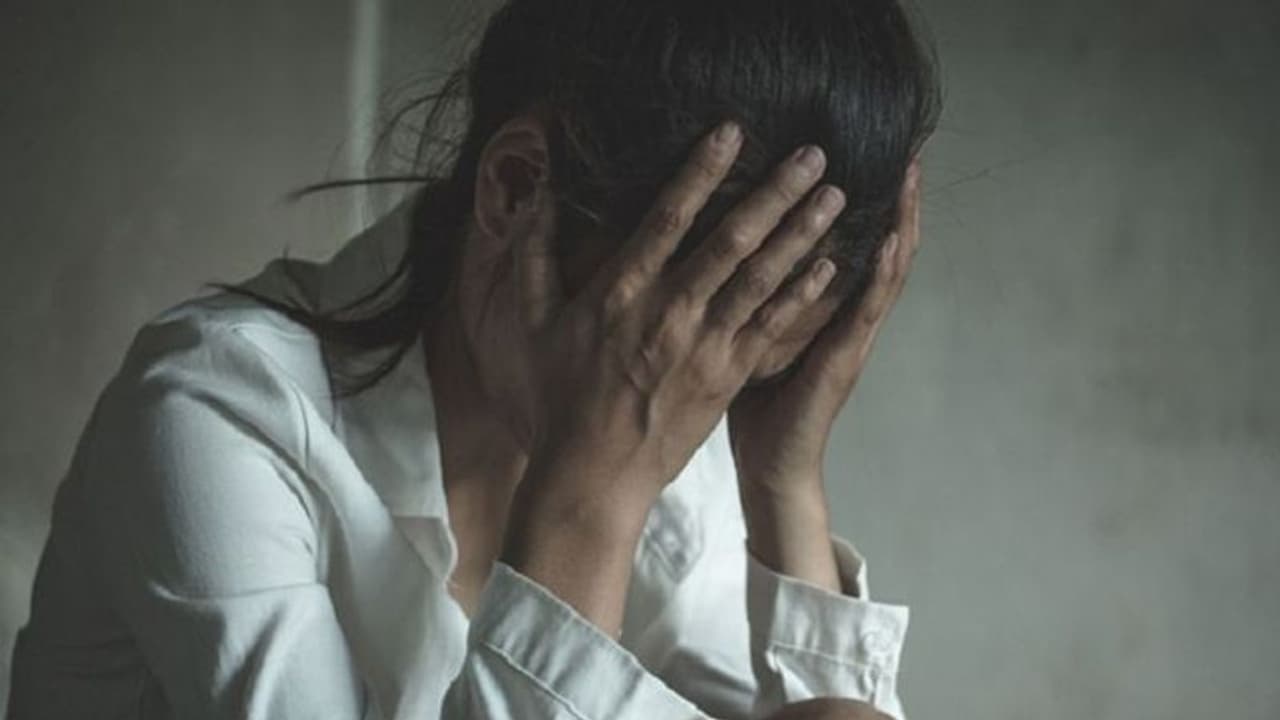 హైదరాబాద్ లో దారుణం... కూతురిపైనే అత్యాచారానికి పాల్పడిన డెంటల్ డాక్టర్ హైదరాబాద్ లో దారుణం... కూతురిపైనే అత్యాచారానికి పాల్పడిన డెంటల్ డాక్టర్