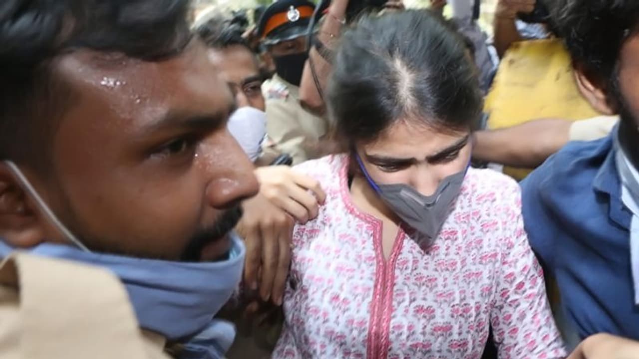 रिया के वकील ने खेला इमोशनल कार्ड, बोले गर प्यार करना गुनाह है तो वो अंजाम भुगतने को तैयार रिया के वकील ने खेला इमोशनल कार्ड, बोले गर प्यार करना गुनाह है तो वो अंजाम भुगतने को तैयार