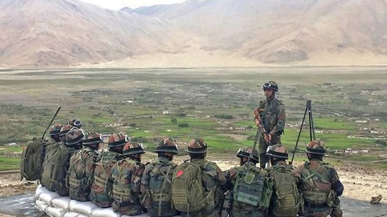 ലഡാക്കിൽ സായുധരായ 40 ചൈനീസ് സൈനികർ ഇന്ത്യൻ പോസ്റ്റുകൾക്ക് അടുത്തെത്തിയതായി റിപ്പോർട്ട് ലഡാക്കിൽ സായുധരായ 40 ചൈനീസ് സൈനികർ ഇന്ത്യൻ പോസ്റ്റുകൾക്ക് അടുത്തെത്തിയതായി റിപ്പോർട്ട്