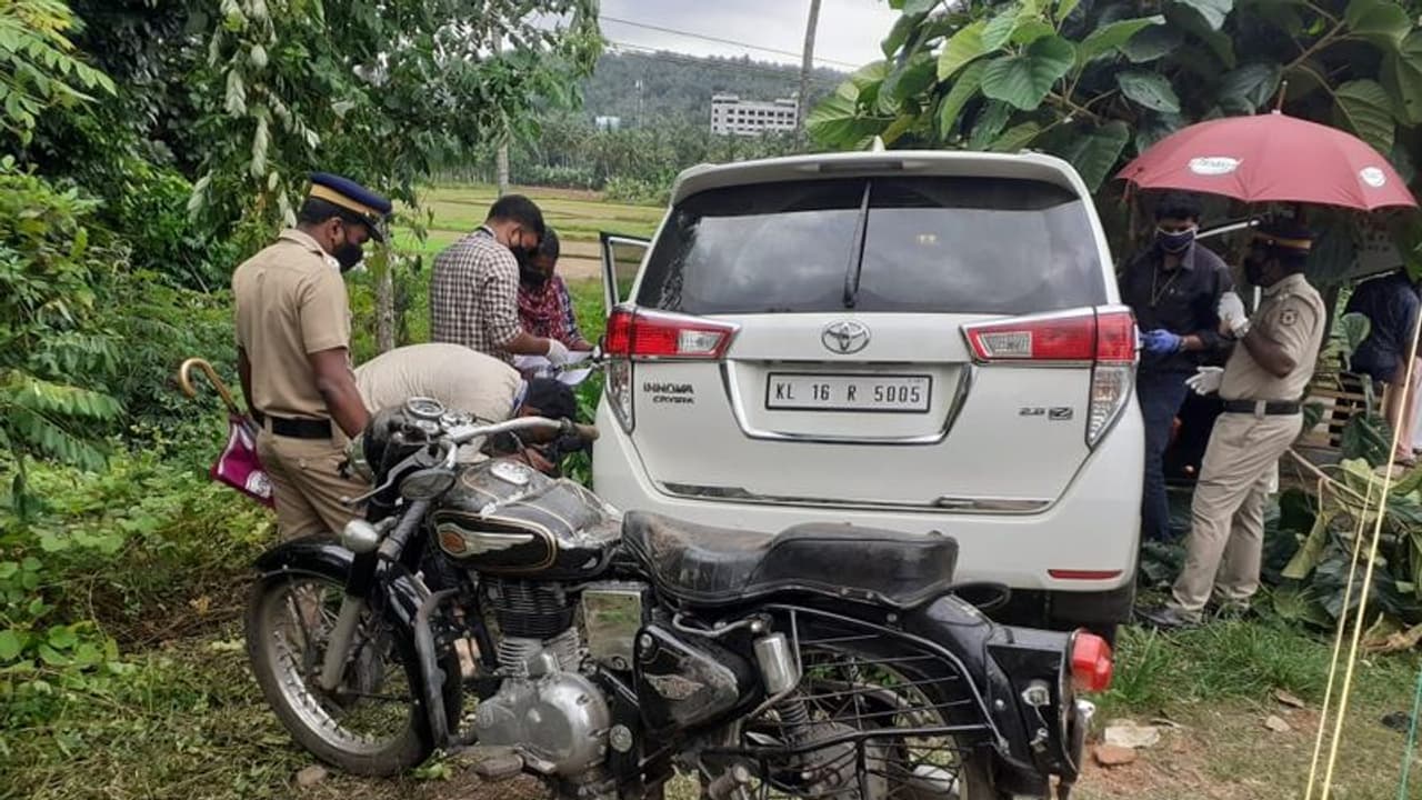 ഡിആർഐ ഉദ്യോഗസ്ഥരെ ആക്രമിച്ച കേസ്: കരിപ്പൂർ വിമാനത്താവളത്തിലെ നാല് ജീവനക്കാർ അറസ്റ്റിൽ ഡിആർഐ ഉദ്യോഗസ്ഥരെ ആക്രമിച്ച കേസ്: കരിപ്പൂർ വിമാനത്താവളത്തിലെ നാല് ജീവനക്കാർ അറസ്റ്റിൽ