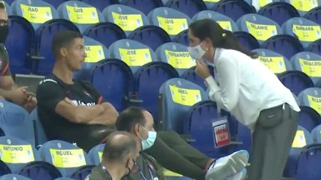 ഏത് ക്രിസ്റ്റിയാനോ ആയാലും മാനദണ്ഡങ്ങള് ലംഘിക്കരുത്; താരത്തെ മാസ്ക് ധരിപ്പിച്ച് യുവേഫ ഉദ്യോഗസ്ഥ വീഡിയോ ഏത് ക്രിസ്റ്റിയാനോ ആയാലും മാനദണ്ഡങ്ങള് ലംഘിക്കരുത്; താരത്തെ മാസ്ക് ധരിപ്പിച്ച് യുവേഫ ഉദ്യോഗസ്ഥ വീഡിയോ