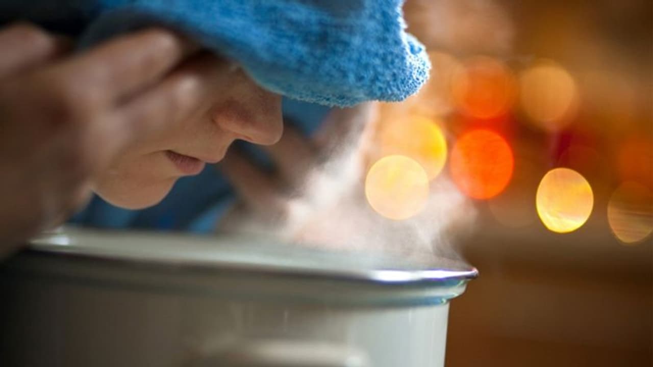 सर्दी खांसी में बेहद फायदेमंद है गर्म भाप, जानिए इसे लेने का सही तरीका सर्दी खांसी में बेहद फायदेमंद है गर्म भाप, जानिए इसे लेने का सही तरीका