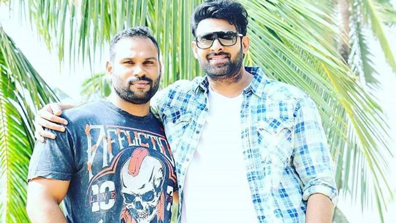 बाहुबली' प्रभास ने अपने जिम ट्रेनर लक्ष्मण रेड्डी को गिफ्ट की लग्जरी कार, लाखों में है कीमत बाहुबली' प्रभास ने अपने जिम ट्रेनर लक्ष्मण रेड्डी को गिफ्ट की लग्जरी कार, लाखों में है कीमत