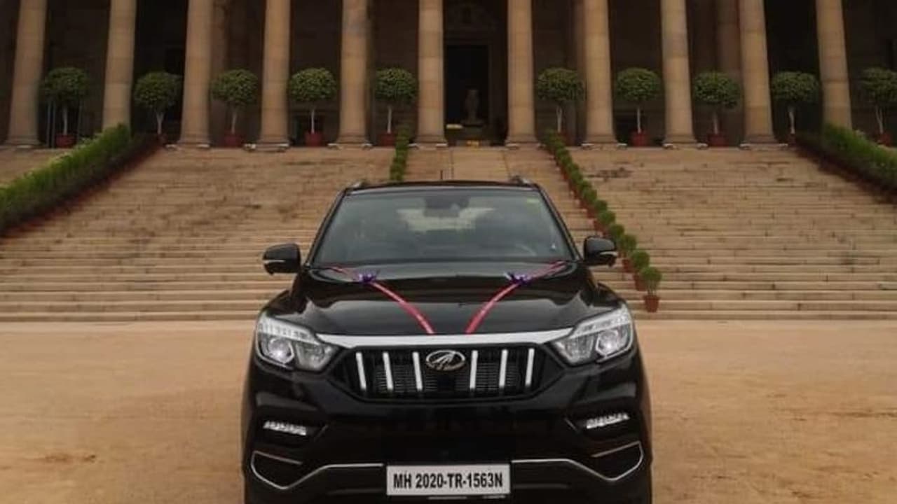 ರಾಷ್ಟ್ರಪತಿಗೆ ಮೊದಲ BS6 ಅಲ್ಟುರಾಸ್ G4 ಕಾರು ವಿತರಿಸಿದ ಮಹೀಂದ್ರ!