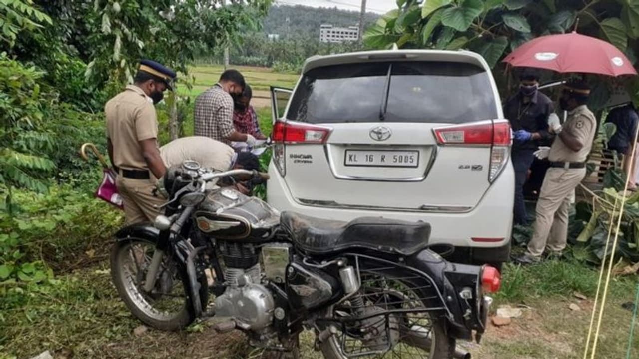 ഡിആർഐ ജീവനക്കാരെ വധിക്കാൻ ശ്രമിച്ച കേസിൽ കരിപ്പൂർ വിമാനത്താവളത്തിലെ താത്കാലിക ജീവനക്കാർ പിടിയിൽ ഡിആർഐ ജീവനക്കാരെ വധിക്കാൻ ശ്രമിച്ച കേസിൽ കരിപ്പൂർ വിമാനത്താവളത്തിലെ താത്കാലിക ജീവനക്കാർ പിടിയിൽ