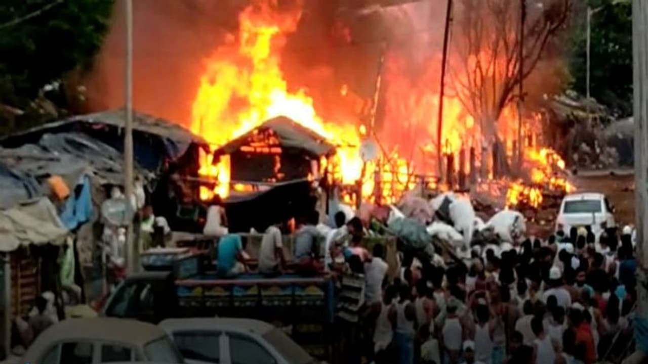 নারকেলডাঙায় বিধ্বংসী আগুন, ভস্মীভূত ৩০ থেকে ৪০টি ঝুপড়ি, দিশেহারা বস্তিবাসীরা