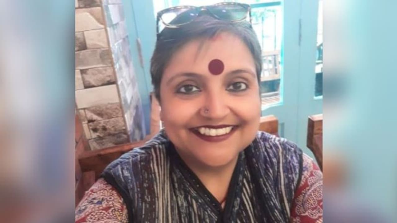 হাসপাতাল থেকে ছুটি পেলেন প্রতিবাদী নীলাঞ্জনা, গান গেয়ে হাততালিতে সম্মান জানাল কর্মীরা