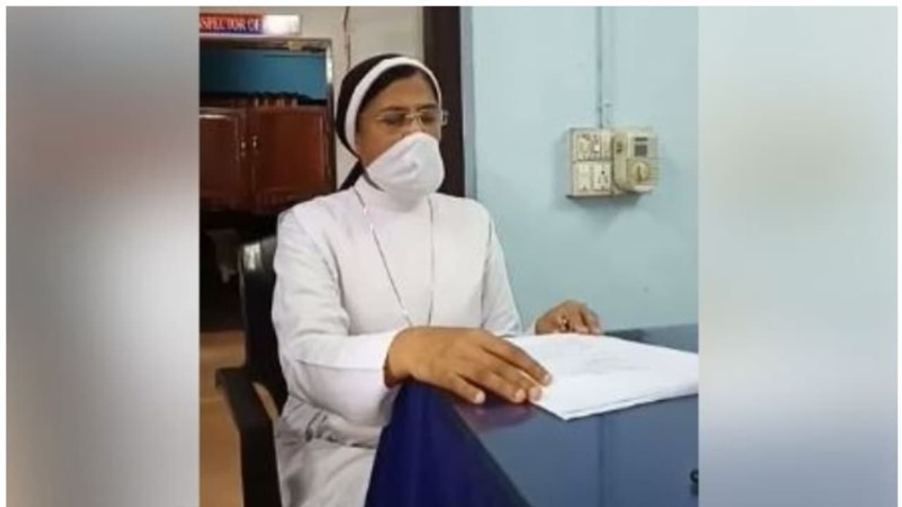 ഓണസന്ദേശത്തിലെ വാമനപരാമര്ശത്തേക്കുറിച്ച് പരാതി; ക്ഷമാപണം നടത്തിയ അധ്യാപികയുടെ വീഡിയോ പ്രചരിപ്പിച്ചു, വിവാദം ഓണസന്ദേശത്തിലെ വാമനപരാമര്ശത്തേക്കുറിച്ച് പരാതി; ക്ഷമാപണം നടത്തിയ അധ്യാപികയുടെ വീഡിയോ പ്രചരിപ്പിച്ചു, വിവാദം