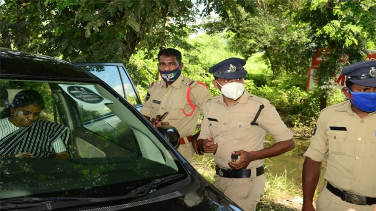 చలో ఐనంపూడి...టిడిపి మాజీ ఎమ్మెల్యే సౌమ్యను అడ్డుకున్న పోలీసులు (వీడియో) చలో ఐనంపూడి...టిడిపి మాజీ ఎమ్మెల్యే సౌమ్యను అడ్డుకున్న పోలీసులు (వీడియో)