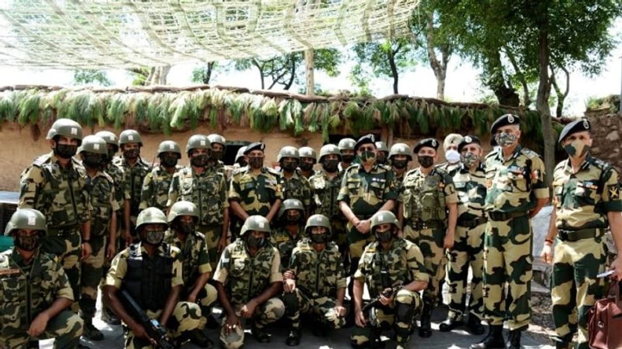 চিনের পাশাপাশি পাকিস্তানও পরিকল্পনা করছে ভারতের বিরুদ্ধে, ৩ দিনের সফর শেষে মন্তব্য বিএসএফ প্রধানের চিনের পাশাপাশি পাকিস্তানও পরিকল্পনা করছে ভারতের বিরুদ্ধে, ৩ দিনের সফর শেষে মন্তব্য বিএসএফ প্রধানের