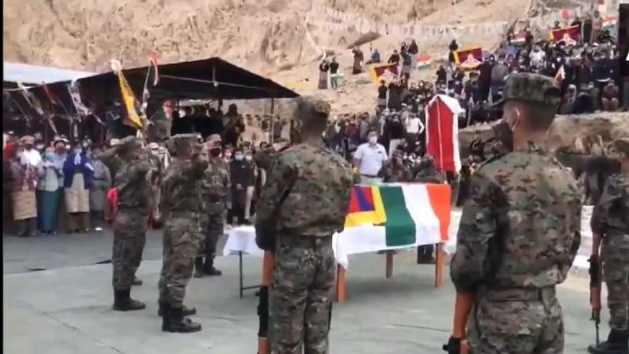 ভারত মাতা স্লোগান তুলে প্যাংগং এ নিহতের শেষযাত্রা, তিব্বতি বাহিনীর বীর যোদ্ধাকে শ্রদ্ধা ভারত মাতা স্লোগান তুলে প্যাংগং এ নিহতের শেষযাত্রা, তিব্বতি বাহিনীর বীর যোদ্ধাকে শ্রদ্ধা