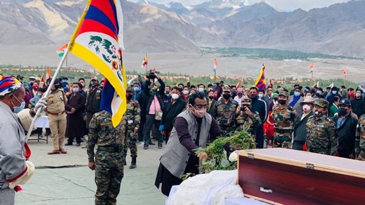 वह तिब्बत के प्यार के लिया जीया और भारत से प्यार के लिए शहीद हुआ... SFF कमांडो को यूं दी गई अंतिम विदाई वह तिब्बत के प्यार के लिया जीया और भारत से प्यार के लिए शहीद हुआ... SFF कमांडो को यूं दी गई अंतिम विदाई