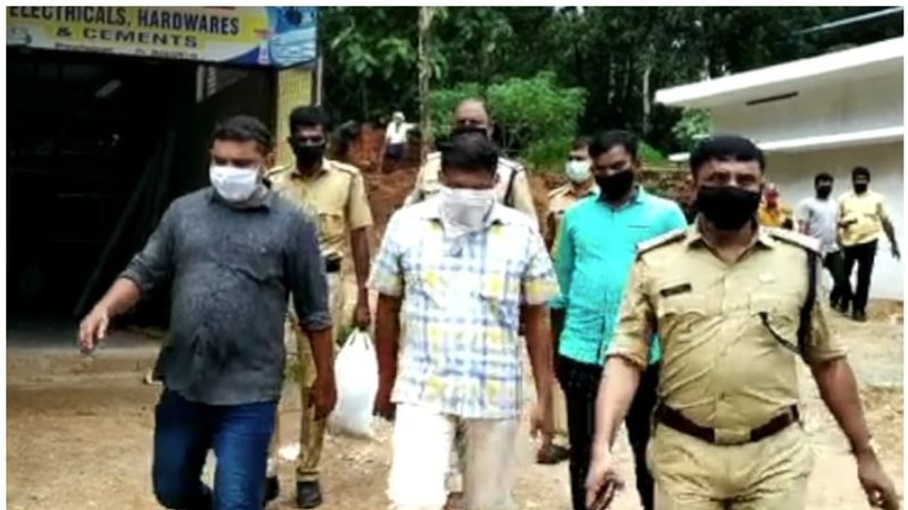 വായില് തോര്ത്ത്, കാലും കൈയും കെട്ടിയിട്ടു; കൊവിഡ് നിരീക്ഷണത്തിലിരുന്ന യുവതി നേരിട്ടത് ക്രൂരപീഡനമെന്ന് എഫ്ഐആർ വായില് തോര്ത്ത്, കാലും കൈയും കെട്ടിയിട്ടു; കൊവിഡ് നിരീക്ഷണത്തിലിരുന്ന യുവതി നേരിട്ടത് ക്രൂരപീഡനമെന്ന് എഫ്ഐആർ