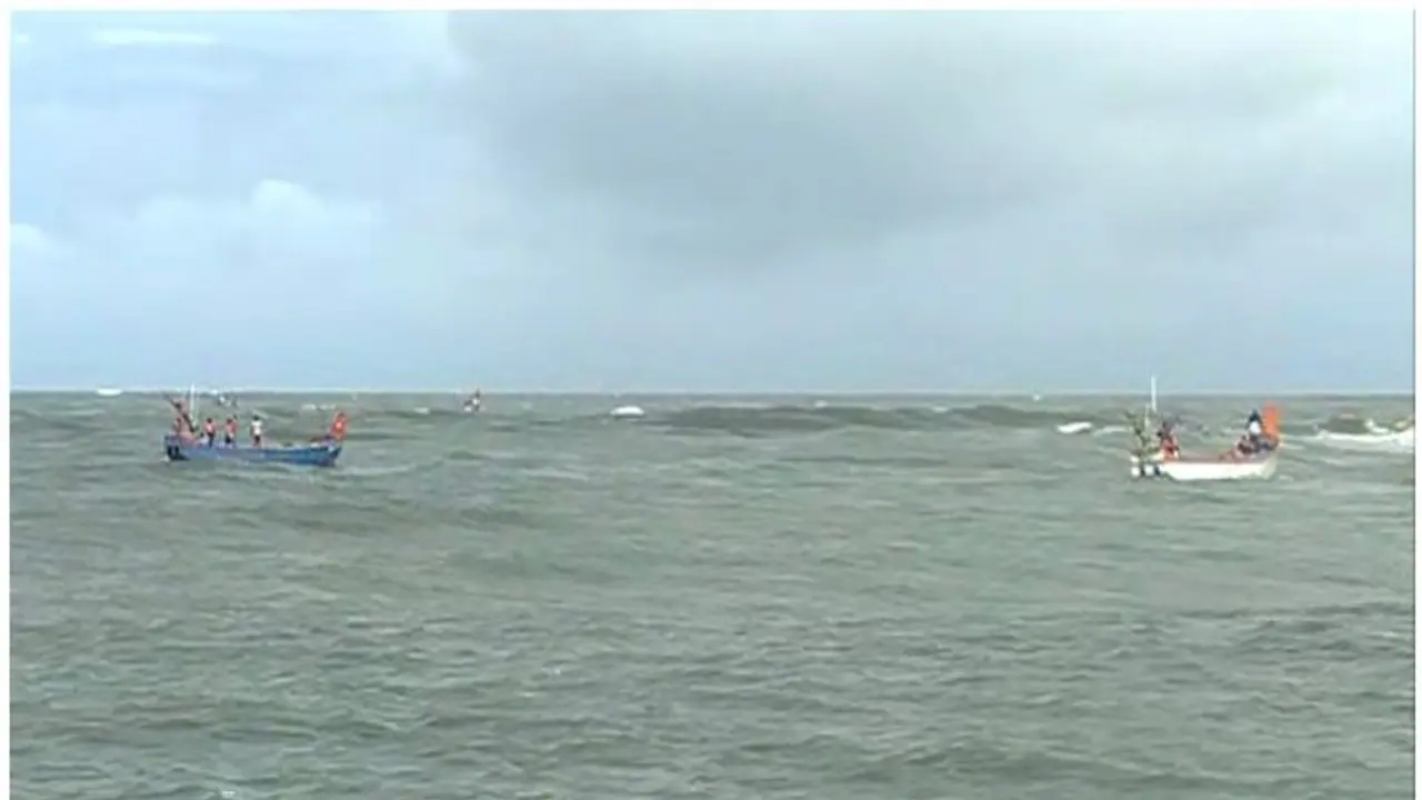 ആശ്വാസം; പൊന്നാനിയില് കാണാതായ ആറ് മത്സ്യത്തൊഴിലാളികളെയും രക്ഷപ്പെടുത്തി ആശ്വാസം; പൊന്നാനിയില് കാണാതായ ആറ് മത്സ്യത്തൊഴിലാളികളെയും രക്ഷപ്പെടുത്തി