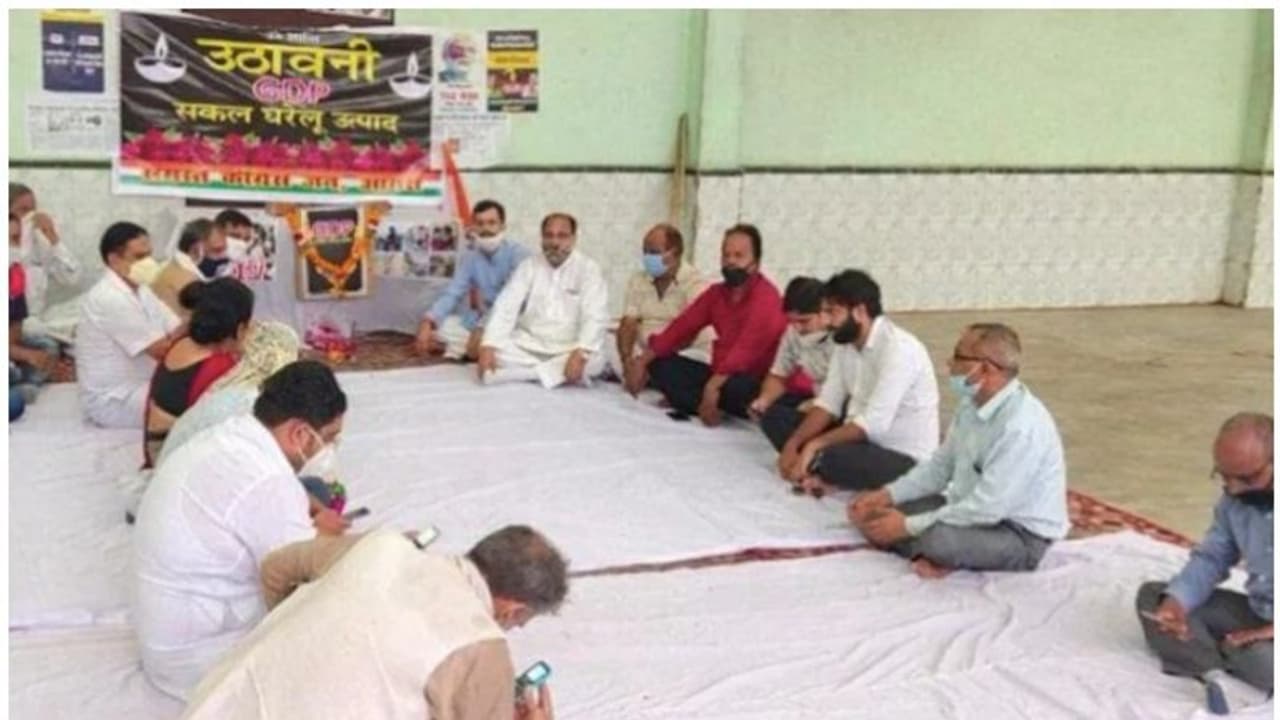 ജിഡിപി 'മരിച്ചു'; പൂക്കളർപ്പിച്ച് 'അനുശോചന യോഗം' നടത്തി ആഗ്രയിലെ പ്രാദേശിക കോൺഗ്രസ് നേതാക്കൾ ജിഡിപി 'മരിച്ചു'; പൂക്കളർപ്പിച്ച് 'അനുശോചന യോഗം' നടത്തി ആഗ്രയിലെ പ്രാദേശിക കോൺഗ്രസ് നേതാക്കൾ