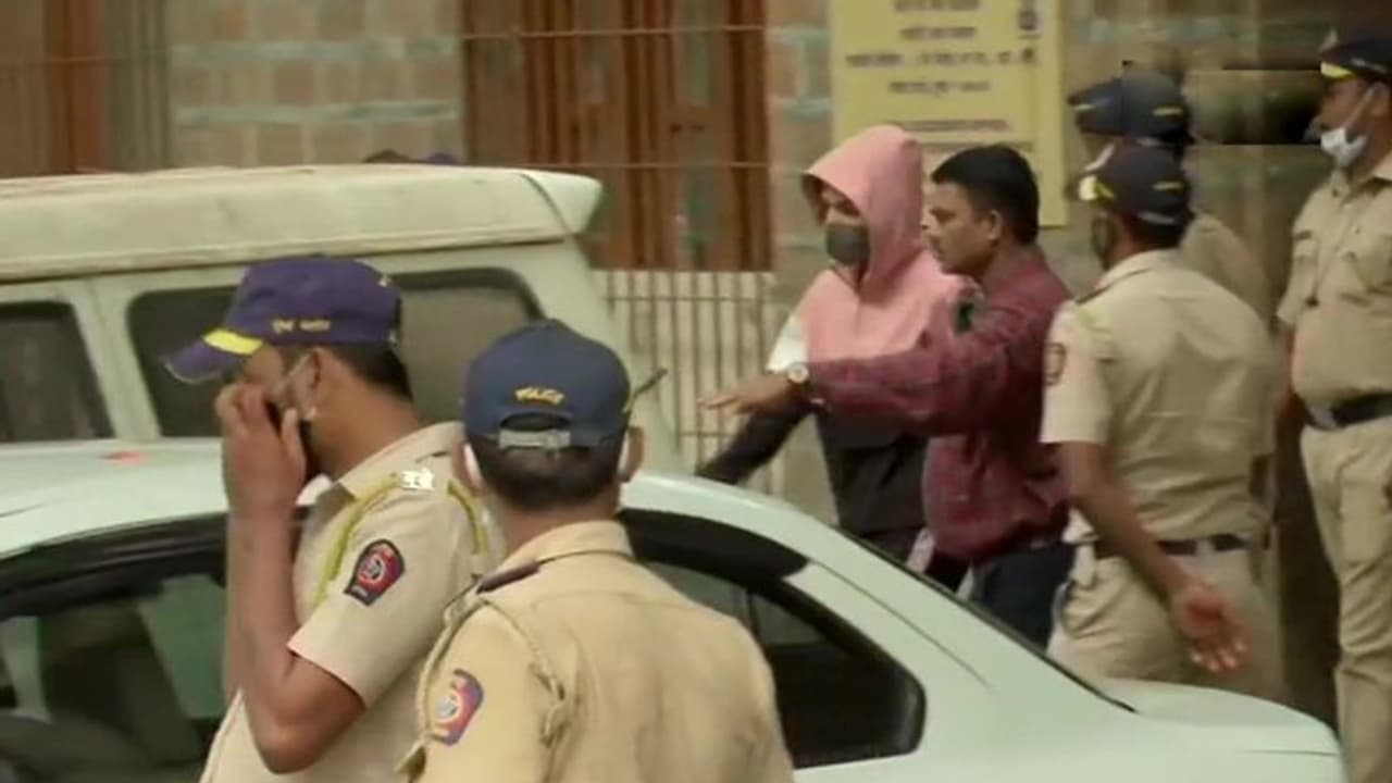 सुशांत केस : 8 घंटे की पूछताछ के बाद NCB दफ्तर से निकलीं रिया, कल फिर पूछताछ के लिए बुलाया सुशांत केस : 8 घंटे की पूछताछ के बाद NCB दफ्तर से निकलीं रिया, कल फिर पूछताछ के लिए बुलाया