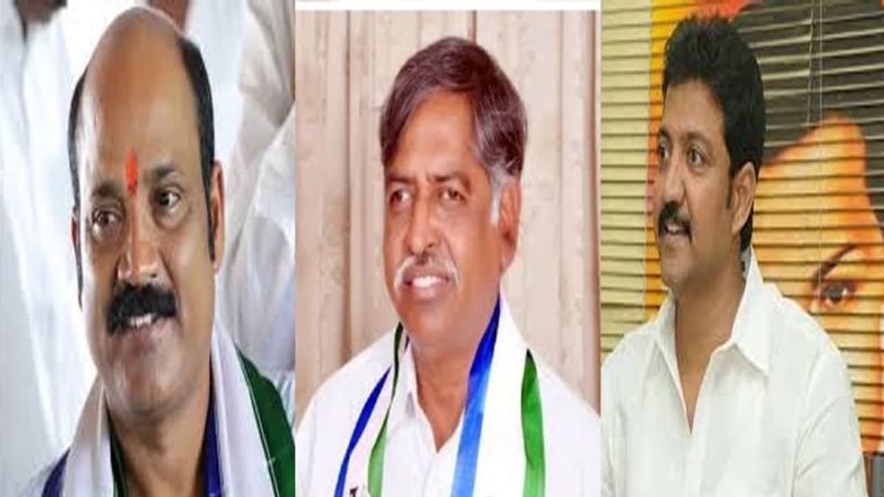 గన్నవరం వైసిపిలో విబేధాలు... దుట్టా వర్గీయుడిపై ఎమ్మెల్యే వర్గం దాడి (వీడియో) గన్నవరం వైసిపిలో విబేధాలు... దుట్టా వర్గీయుడిపై ఎమ్మెల్యే వర్గం దాడి (వీడియో)