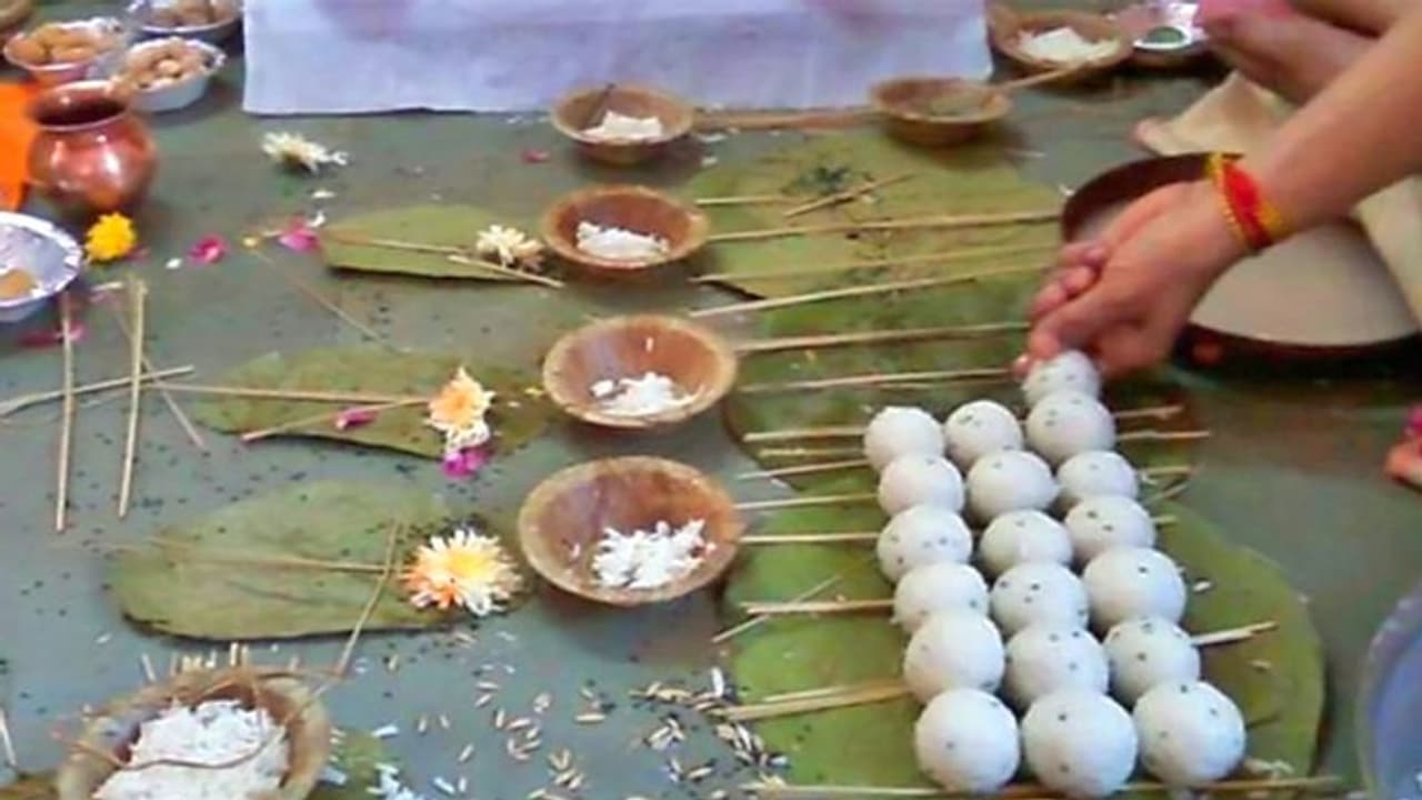 पूरे विधि विधान से न कर पाएं श्राद्ध तो इस आसान विधि से भी कर सकते हैं पितरों का श्राद्ध पूरे विधि विधान से न कर पाएं श्राद्ध तो इस आसान विधि से भी कर सकते हैं पितरों का श्राद्ध