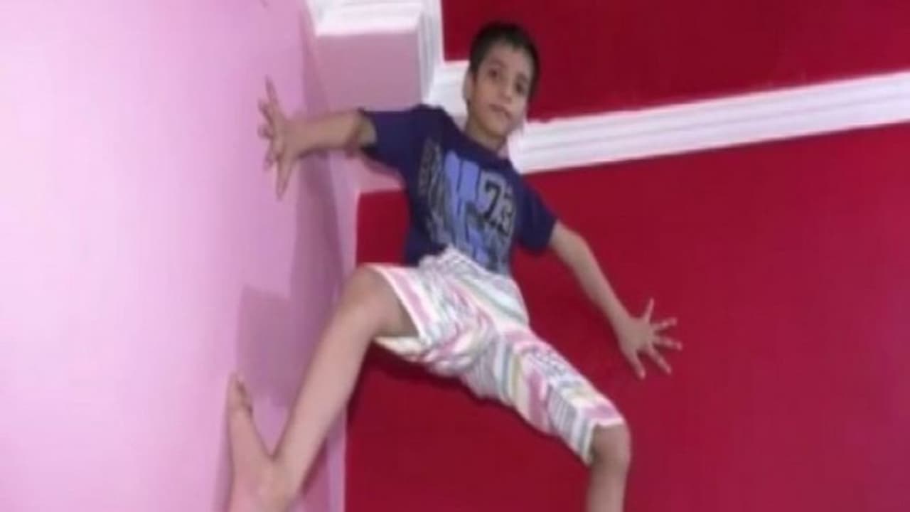 പ്രായം ഏഴ്! ഭിത്തികളില് അള്ളിപ്പിടിച്ചു കയറി ഇന്ത്യന് സ്പൈഡര്മാന് തരംഗമാകുന്നു പ്രായം ഏഴ്! ഭിത്തികളില് അള്ളിപ്പിടിച്ചു കയറി ഇന്ത്യന് സ്പൈഡര്മാന് തരംഗമാകുന്നു