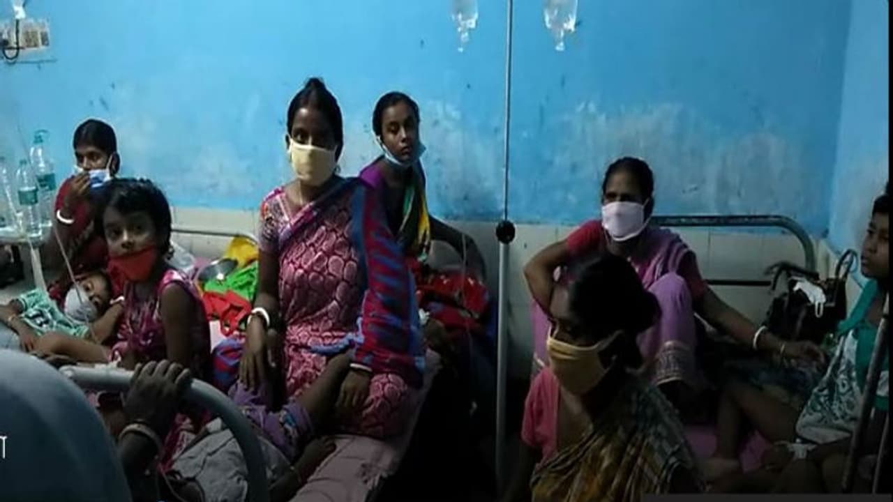 ফুচকার খাওয়ার পরই গায়ে জ্বর, পেটে কামড়, অসুস্থ হয়ে হাসপাতালে ভর্তি ৪৭ জন ফুচকার খাওয়ার পরই গায়ে জ্বর, পেটে কামড়, অসুস্থ হয়ে হাসপাতালে ভর্তি ৪৭ জন