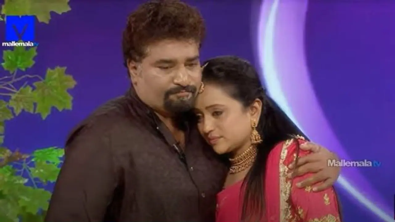 `నువ్వక్కడ నేనిక్కడ` అంటూ యాంకర్ సుమ, రాజీవ్ కనకాల ప్రేమ గీతం.. నెటిజన్ల శుభాకాంక్షలు.. `నువ్వక్కడ నేనిక్కడ` అంటూ యాంకర్ సుమ, రాజీవ్ కనకాల ప్రేమ గీతం.. నెటిజన్ల శుభాకాంక్షలు..