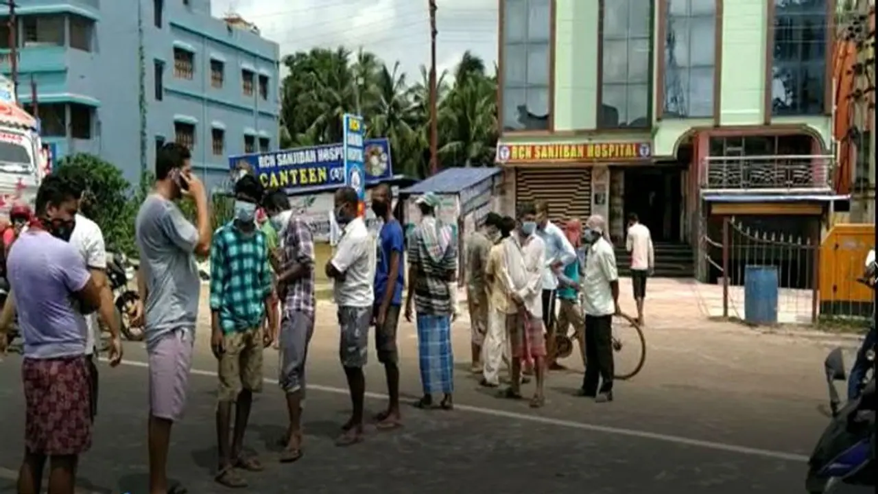 'মুখে দেওয়া যায় না খাবার', প্রতিবাদে সড়ক অবরোধ কোভিড হাসপাতালের রোগীদের