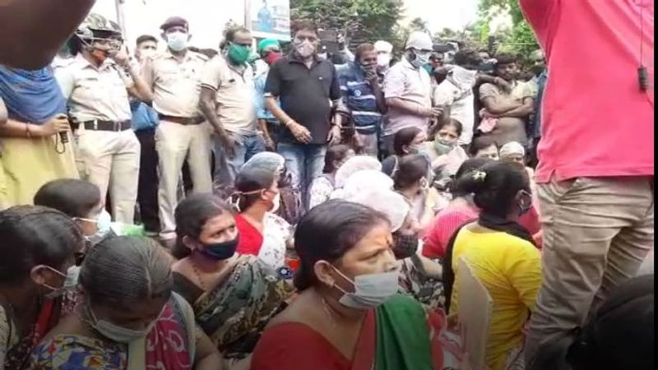 বিজেপির মহিলাকর্মীকে গুলি, প্রতিবাদে বিষ্ণুপুর থানা ঘেরাও বিজেপির