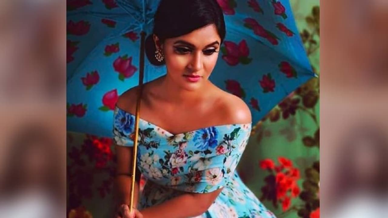 সাবেকিয়ানার সঙ্গে মডার্ন স্টাইলের ছোঁয়া, অফ শোল্ডার শাড়িতেই ভাইরাল সৃজিত পত্নী মিথিলা