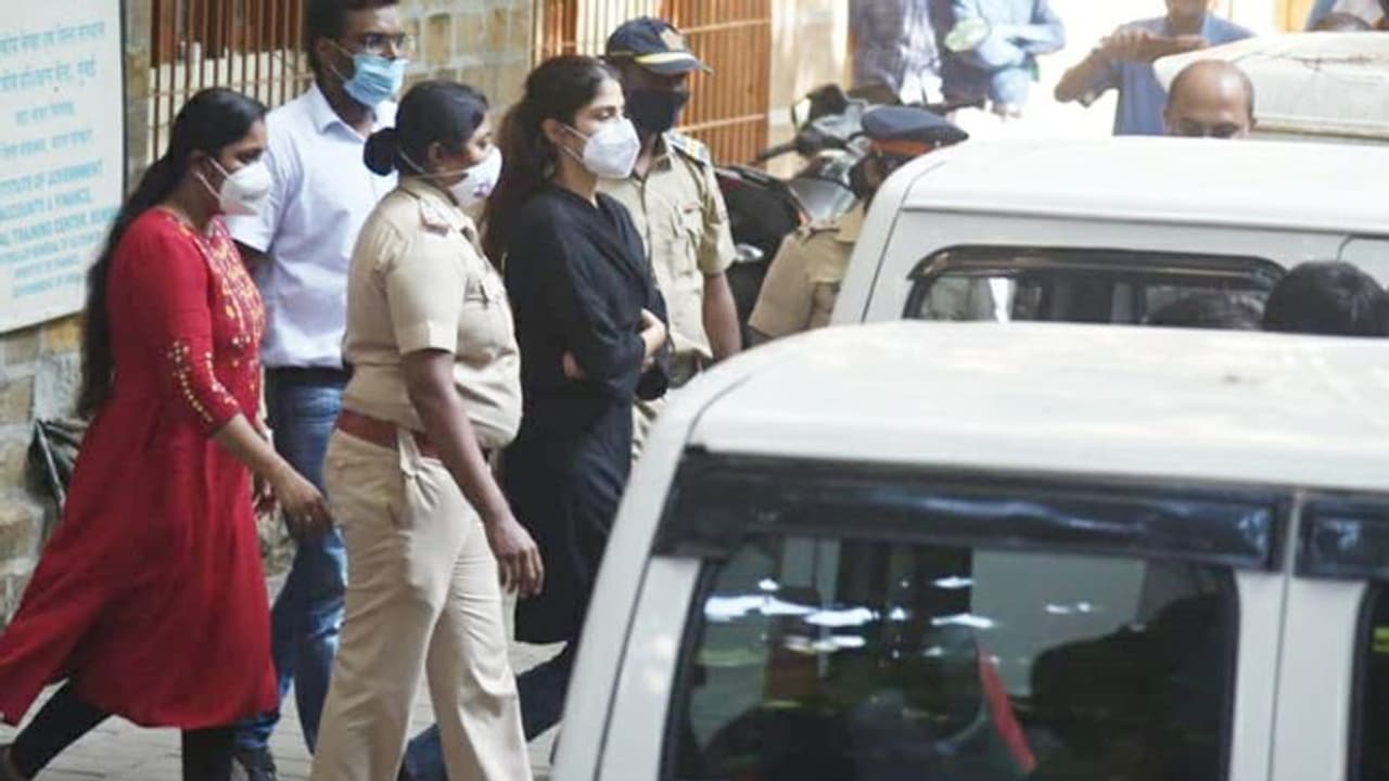 কতটা গুরুতর অভিযোগ রয়েছে রিয়ার বিরুদ্ধে, যার জন্য খারিজ হয়ে গেল জামিনের আবেদন কতটা গুরুতর অভিযোগ রয়েছে রিয়ার বিরুদ্ধে, যার জন্য খারিজ হয়ে গেল জামিনের আবেদন