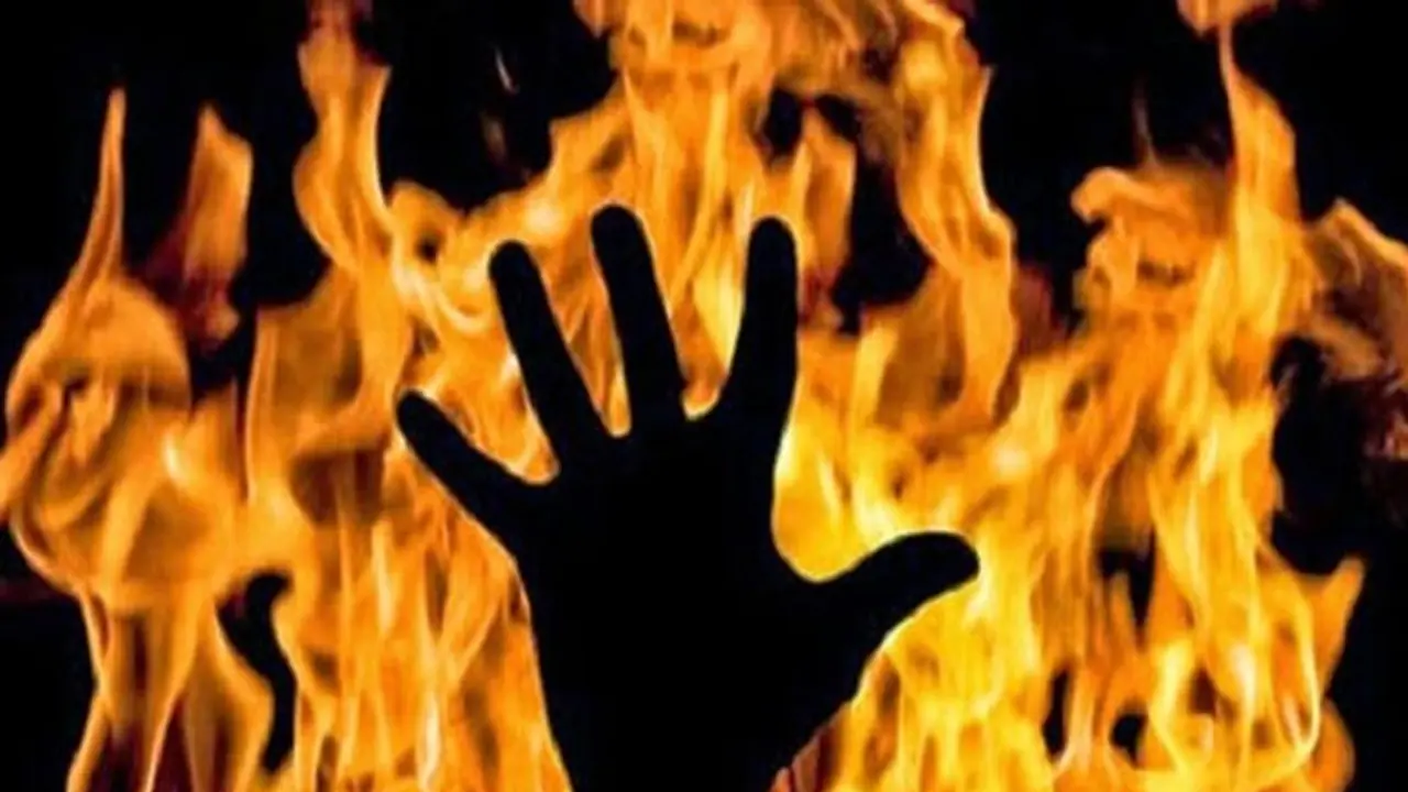 బాకీ తీర్చలేదని: సర్పంచి భర్తని బతికుండగానే తగులబెట్టారు