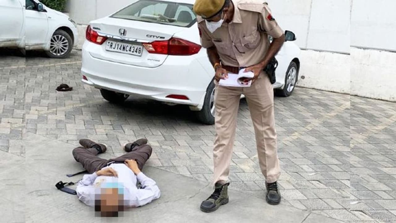 बैंक मैनेजर ने कर दी अपने करोड़पति कस्टमर की हत्या, दोस्तों से कहा था इसको मार दिया तो लाइफ बन जाएगी बैंक मैनेजर ने कर दी अपने करोड़पति कस्टमर की हत्या, दोस्तों से कहा था इसको मार दिया तो लाइफ बन जाएगी