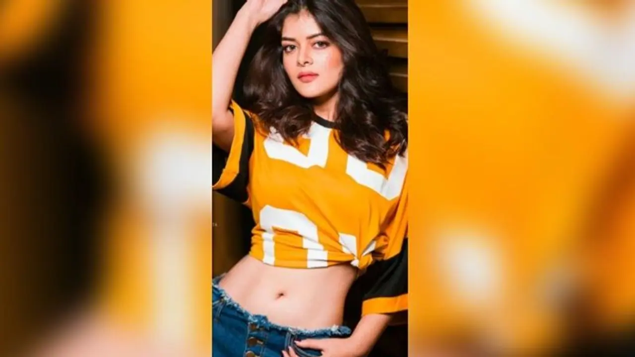 ফ্ল্যাট অ্যাবস, নেই এক ফোঁটাও মেদ, পারফেক্ট কোমরেই ছক্কা হাঁকালেন মধুমিতা