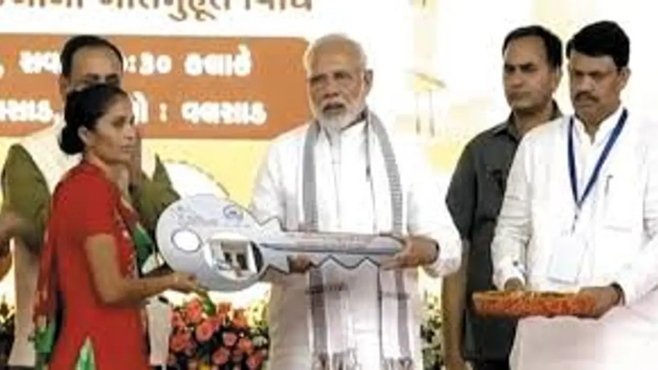 பிரதமர் நகர்ப்புற வீடுகட்டும் திட்டம்: தமிழகத்துக்கு ரூ.1906 கோடி பாக்கி! பிரதமர் நகர்ப்புற வீடுகட்டும் திட்டம்: தமிழகத்துக்கு ரூ.1906 கோடி பாக்கி!