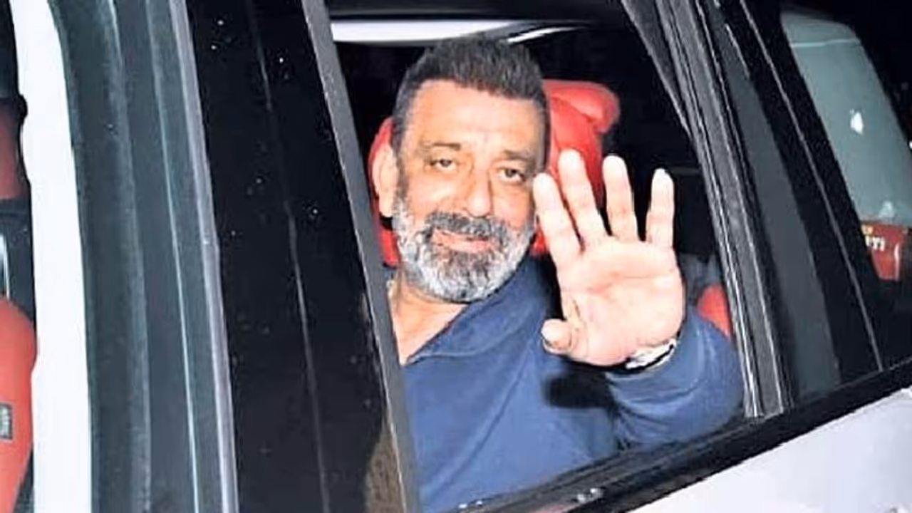 క్యాన్సర్తో పోరాడుతూనే సినిమా షూటింగ్.. సంజయ్ దత్పై ప్రశంసలు క్యాన్సర్తో పోరాడుతూనే సినిమా షూటింగ్.. సంజయ్ దత్పై ప్రశంసలు