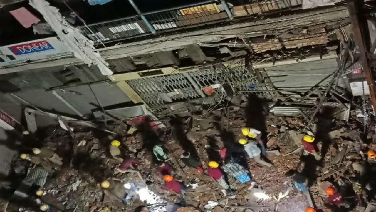 হুড়মুড়িয়ে ভেঙে পড়ল বাড়ি, বউবাজারে বিপজ্জনক বাড়ি ভেঙে মৃত ১ হুড়মুড়িয়ে ভেঙে পড়ল বাড়ি, বউবাজারে বিপজ্জনক বাড়ি ভেঙে মৃত ১